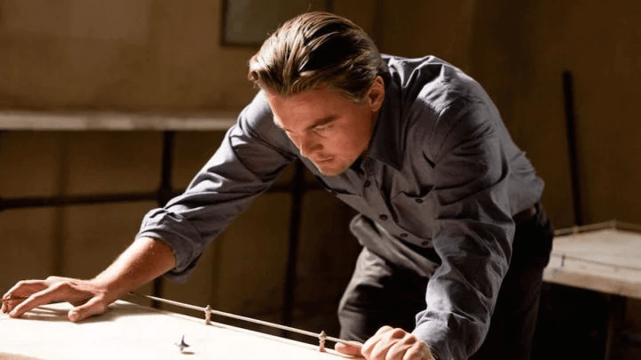 Leonardo DiCaprio avec son totem dans le film Inception